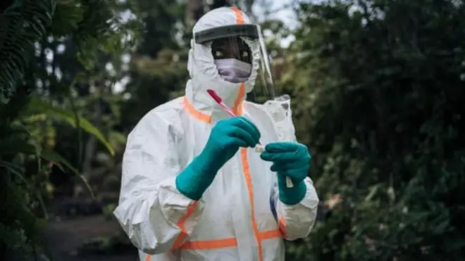 የመከላከያ ቁሳቁስ አሟልቶ የለበሰ ባለሙያ