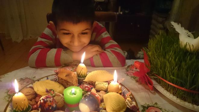 Навруз в Азербайджане: мальчик у праздничного стола
