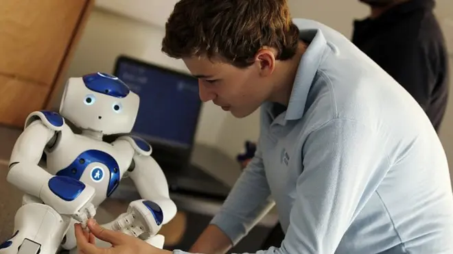 Los robots del tipo NAO interactúan con los alumnos en Priors Court, un colegio para niños y adolescentes autistas en Inglaterra.