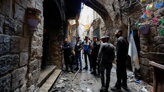 تجمع مواطنون خارج منزل عضو بمجموعة "عرين الأسود" الفلسطينية وديع الهوه، استهدفته مداهمة لقوات الأمن الإسرائيلية في نابلس بالضفة الغربية المحتلة