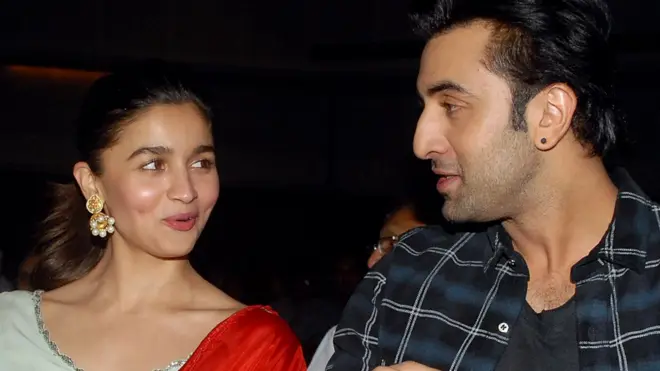 عالیہ بھٹ اور رنبیر کپور ان دنوں اپنی فلم برہماستر کی شوٹنگ کے لیے بلغاریہ میں ہیں