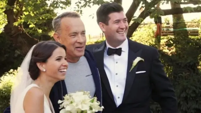 Том Хэнкс с молодоженами