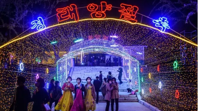 태양절 하루 전인 14일 평양 김일성 광장에서 김일성 주석 110주년을 즐기는 북한 시민들