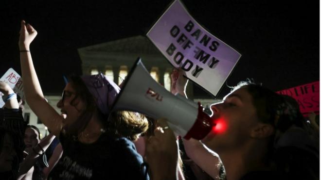 Ativistas pró-aborto em frente à Suprema Corte dos EUA após a divulgação de vazamento sobre possível mudança nas leis