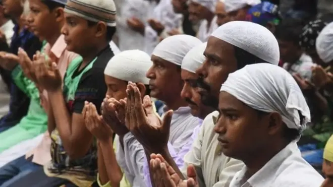 નમાઝ પઢતા લોકોની તસવીર