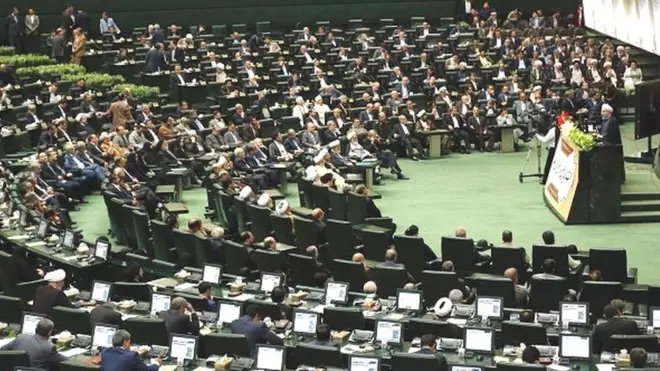 Un homme s'est fait exploser au quatrième étage d'un bâtiment du parlement iranien alors que les forces spéciales donnaient l'assaut contre deux assaillants armés.