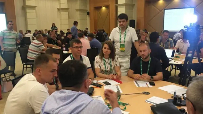 У "Слузі народу" можуть стикнутися всередині фракції з протистоянням різних груп. Якими методами її лідери будуть забезпечувати результативні голосування - офіційно не коментують.