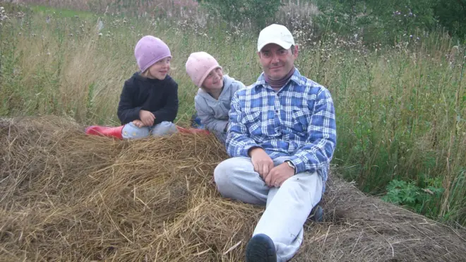 Пьер с детьми на сене