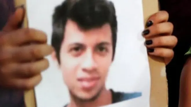 Niño con cacerola junto a un cartón con la foto de Gustavo Gativa. La Colina, Chile, 10 de noviembre de 2019.