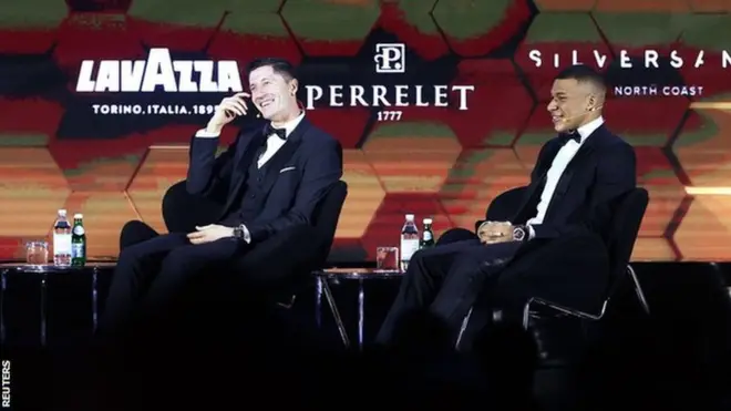 كان روبرت ليفاندوفسكي (يسار) وكيليان مبابي يتحدثان في حفل توزيع جوائز غلوب سوكر