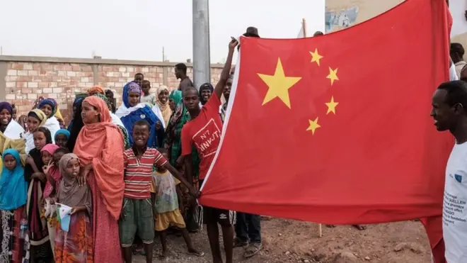 吉布提民众欢迎中国当地的建设。