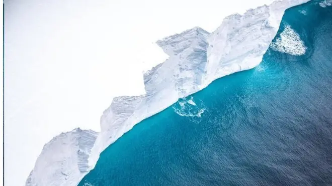 หน้าผาตรงขอบภูเขาน้ำแข็งสูงเหนือระดับน้ำถึง 30 เมตร แต่ยังมีส่วนที่อยู่ใต้น้ำลึกลงไปอีกราว 200 เมตร