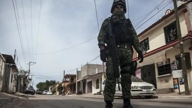 Las fuerzas militares tomaron el control de la seguridad pública en muchas localidades de México en la última década.