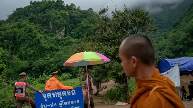 泰國12名少年及其足球教練受困的溶洞"睡美人洞"（Tham Luang）長達10公里，在一個國家公園裏，屬於旅遊景點，過去也曾有遊客被困。