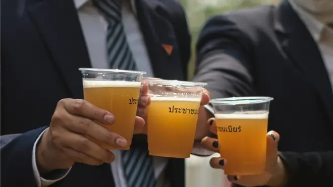 กลุ่มที่เรียกตัวเองว่า "ประชาชนเบียร์" นำเครื่องดื่มมาแจกจ่ายหน้ารัฐสภา ระหว่างจัดกิจกรรมสนับสนุนร่าง พ.ร.บ.ภาษีสรรพสามิต เพื่อปลดล็อกให้ประชาชนผลิตเหล้าเบียร์ได้