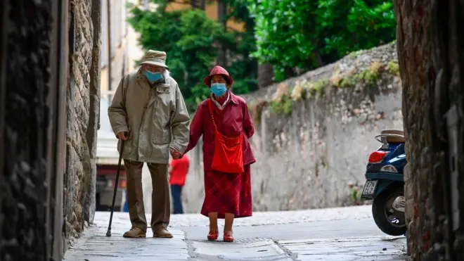 Birçok ülkenin koronavirüs kısıtlamalarını yavaş yavaş kaldırmasıyla beraber ikinci dalga endişeleri artmaya başladı.