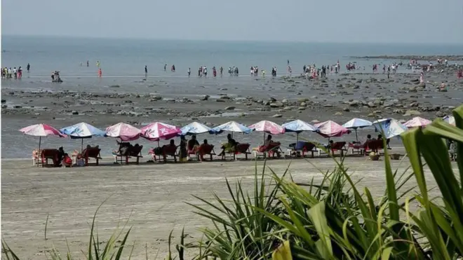 সেন্ট মার্টিন দ্বীপে পণ্য ও যাত্রীবাহী নৌযান চলাচল বন্ধ আছে