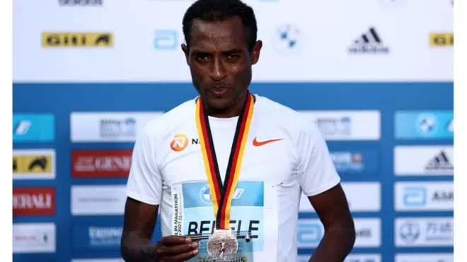 አትሌት ቀነኒሳ በቀለ በበርሊን ማራቶን የነሀስ ሜዳሊያ ተሸልሞ