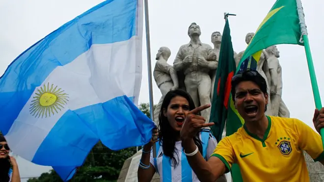 Torcedores com camisas da Argentina e do Brasilflamengo sportsbet ioBangladesh