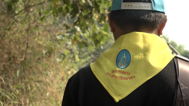 พ่อหลวงอาโด่พาชี้จุดที่ไฟป่ารุกคืบขึ้นมาที่หมู่บ้านและบริเวณที่อาโละเสียชีวิต