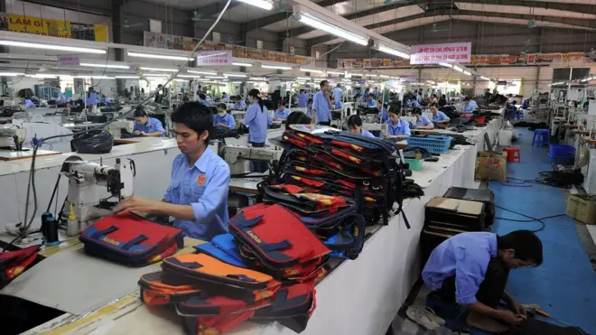 Công nhân làm việc tại nhà máy giày da Ladoda, tỉnh Hưng Yên