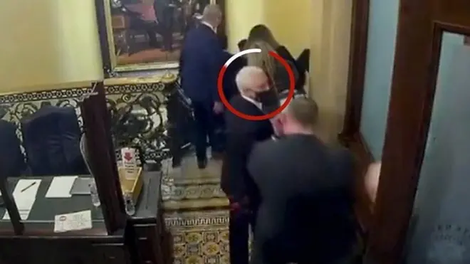 فيديو يظهر اقتراب متظاهري الكابيتول من بنس ورومني وشومر