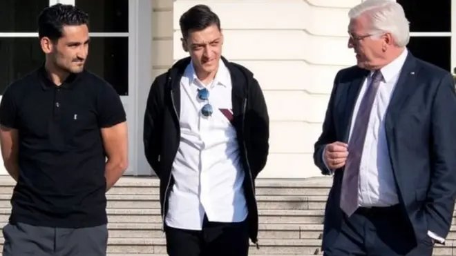 Gündogan (kiri) and Ozil bertemu Presiden Jerman, Frank-Walter Steinmeier di istana presiden di Berlin.