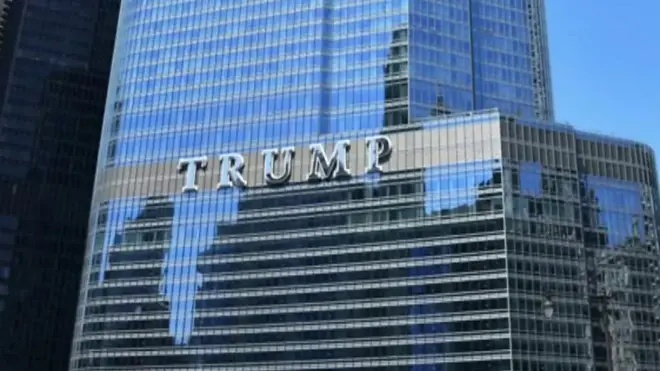 Здание с надписью "Трамп"