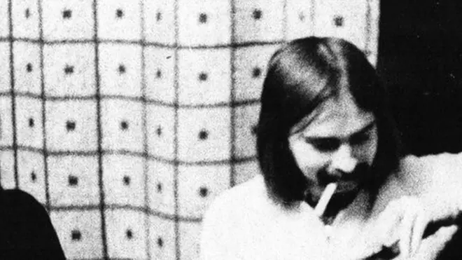 Виктор Коваль в центре (в белом), слева с гитарой - Андрей Липский, Москва 1975 г. (дома у Зиновия Зиника)