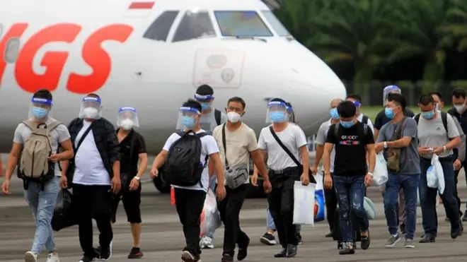 Foto ilustrasi. Puluhan Tenaga Kerja Asing (TKA) asal China meninggalkan pesawat seusai mendarat di Bandar Udara Cut Nyak Dhien Kabupaten Nagan Raya, Aceh, Jumat (11/9/2020).