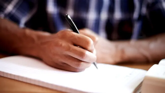 С ручкой и блокнотом