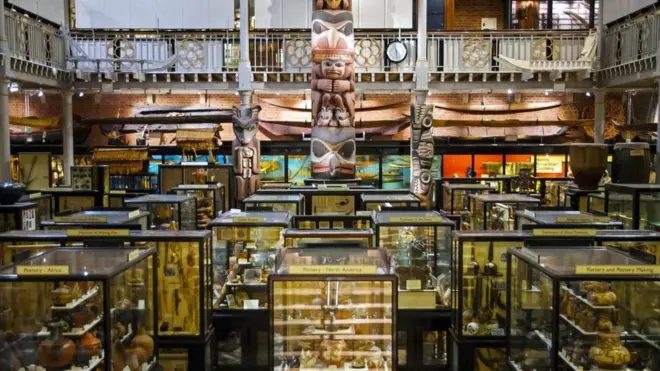 Найбільший експонат колекції - дивовижний 11-тиметровий тотем з островів Хайда-Гуаї в Канаді