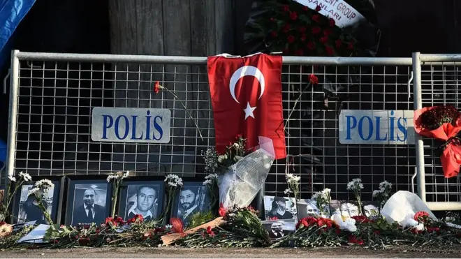 Reina önüne bırakılan çiçekler