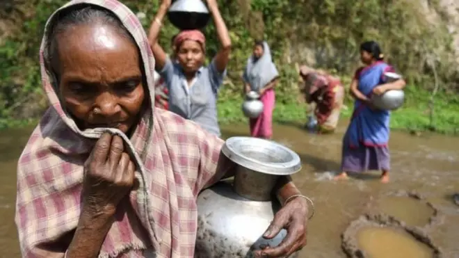 చెలిమల్లో నీరు తెస్తున్న మహిళలు
