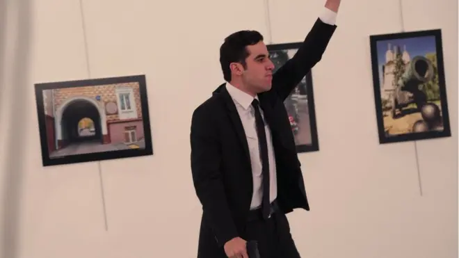 Куралчан адам Сирия жана Алеппо шаары тууралуу кыйкырып, ок жаадырган