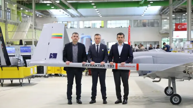 Представники компанії BAYKAR та міністр оборони Литви (по центру) з "Байрактаром"