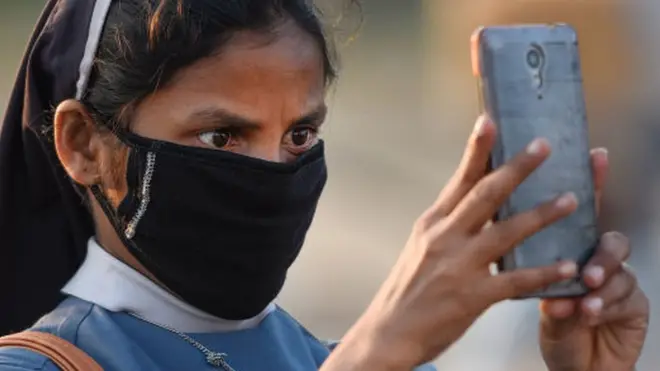 మొబైల్ ఫోన్‌తో యువతి