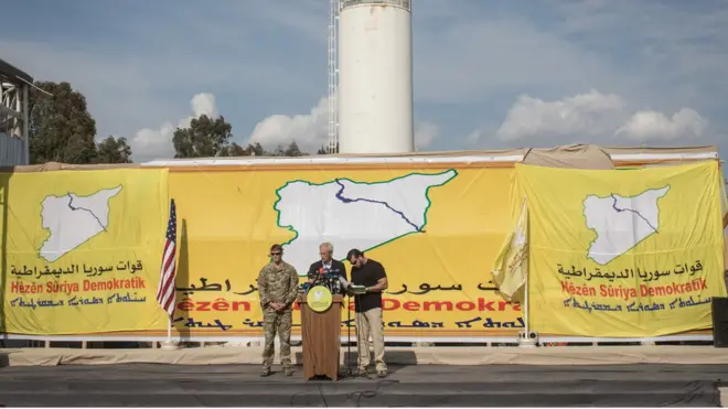 مستشار امريكي يتحدث في احتفال قوات سوريا الديمقراطية بالسيطرة على باغوز