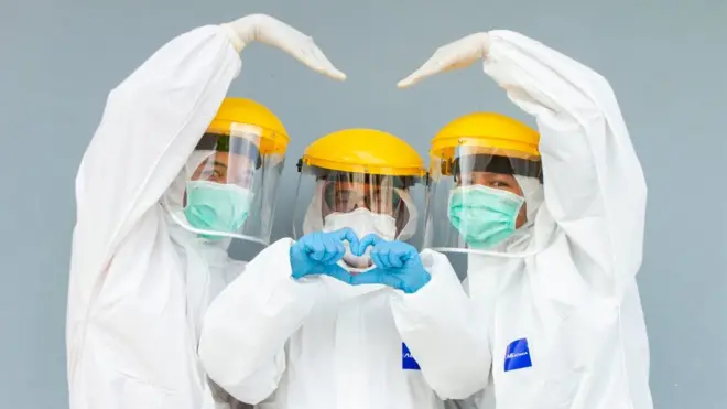 Tenaga kesehatan berpose usai memeriksa kesehatan pasien yang telah dinyatakan sembuh dari COVID-19 di Posko Isolasi Mandiri, Desa Puseurjaya, Telukjambe Timur, Karawang, Jawa Barat, Selasa (7/9/2021)