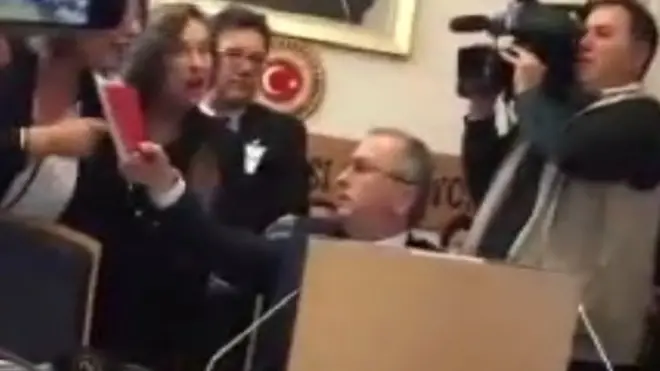 Meclis'teki darbe girişimini araştırma komisyonunun başkanı Reşat Petek, HDP'li üyelerin Gültan Kışanak'ın gözaltına alınmasıyla ilgili söz hakkı taleplerini reddetti. Ardından HDP'liler salonu terk etti.