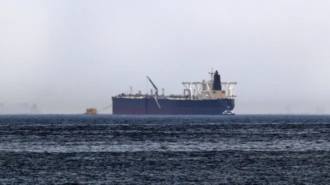 Fotoğraftaki Suudi Arabistan'a ait Amjad petrol tankeri 13 Mayıs'ta sefer sırasında hasar görmüş, ABD bunun "İran'ın sabotajı" olduğunu öne sürmüştü