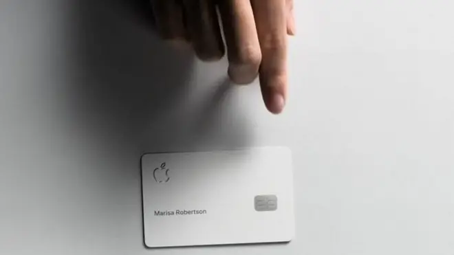 النسخة المادية للبطاقة مصنوعة من التيتانيوم ولا يوجد رقم أو توقيع على البطاقة.