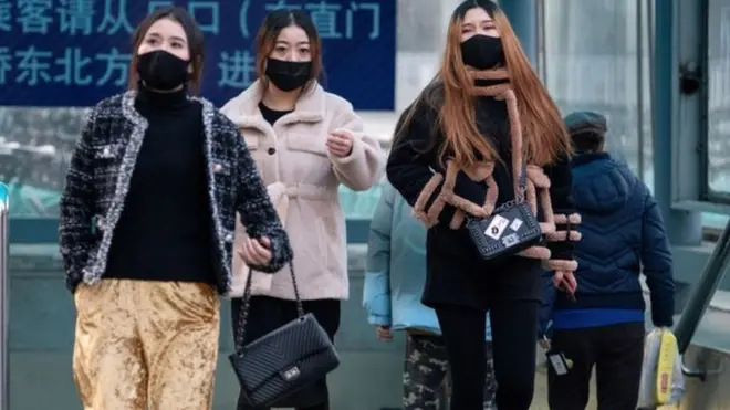 چین کے کئی شہروں میں ماسک کی بھی کم ہو گئی ہے