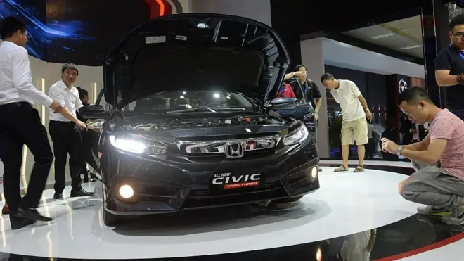 Khách xem xe Honda Civic tại một cuộc triển lãm xe hơi tại Hà Nội