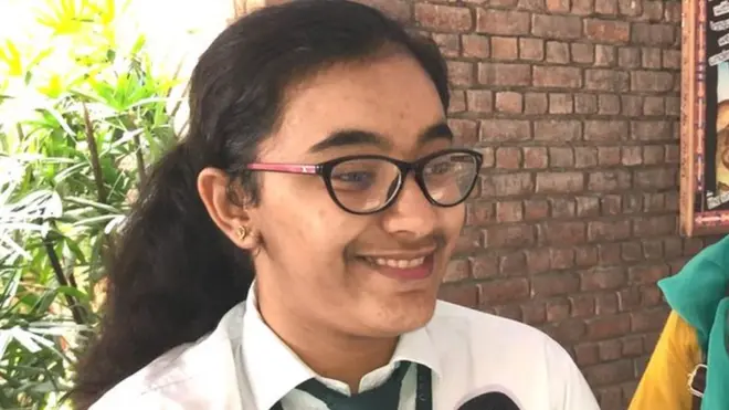 हंसिका शुक्ला, बारहवीं टॉपर