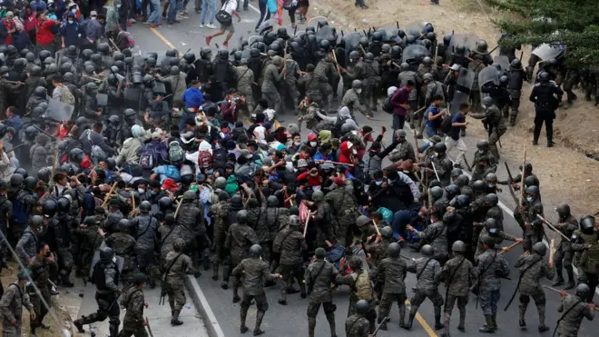 Los migrantes intentaron penetrar el murosprint sportagentessprint sportlas fuerzassprint sportseguridadsprint sportGuatemala.