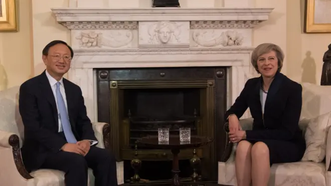特里莎·梅(右)在倫敦唐寧街10號與楊潔篪會面