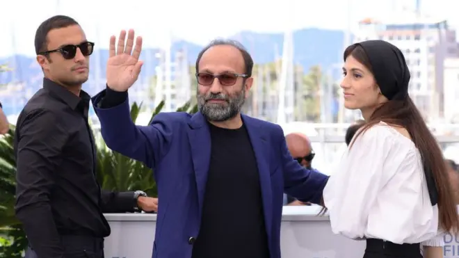 سارینا فرهادی و امیر جدیدی بازیگران فیلم قهرمان در کنار اصغر فرهادی کارگران فیلم