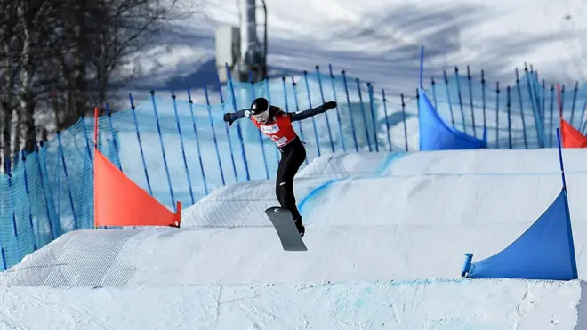 在距离北京不远的崇礼，在造雪机的轰鸣声中，2022年冬奥会的赛场已银装素裹。这里正在如火如荼地举行测试赛。