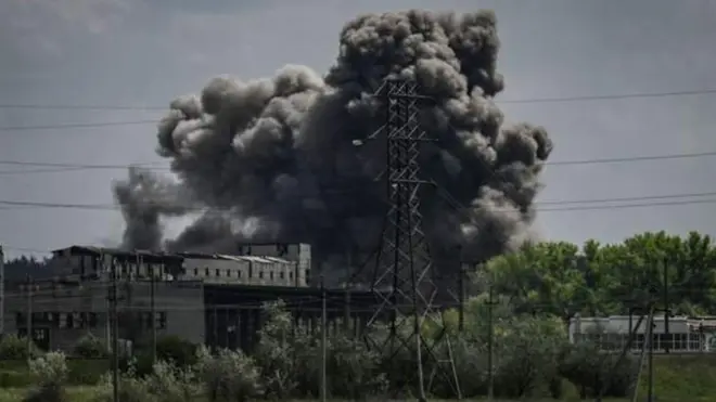Донбасснинг Соледар шаҳридаги корхона ҳам ҳужум нишонига айланган. Тасвирда корхонадан қуюқ тутун ва чанг осмонга ўрлаётгани акс этган